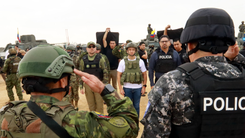 El presidente Daniel Noboa, junto a miembros de la Policía y las Fuerzas Armadas, en Durán, el 17 de julio de 2024.