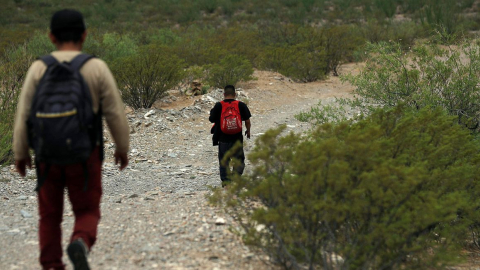 Migrantes caminan por el desierto de Chihuahua, el 5 de julio de 2024, en Ciudad Juárez (México).