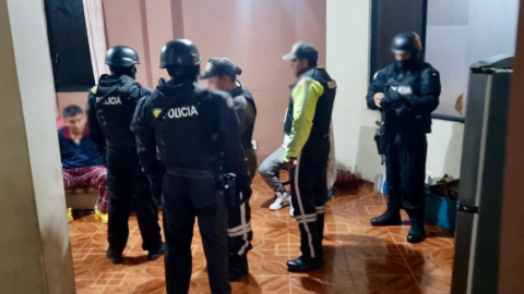 Policías custodian a uno de los detenidos en el operativo ejecutado este 17 de julio de 2024.