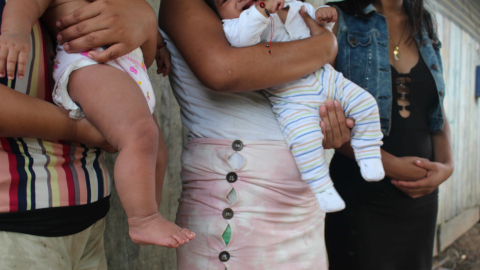 Jóvenes sostienen sus bebés en San Lorenzo, capital del Datem del Marañón en Perú, 5 de julio de 2024.