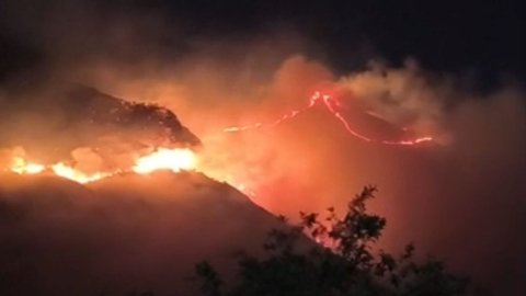 Incendio en un cerro ubicado en el cantón Girón, en Azuay, el 17 de julio de 2024.