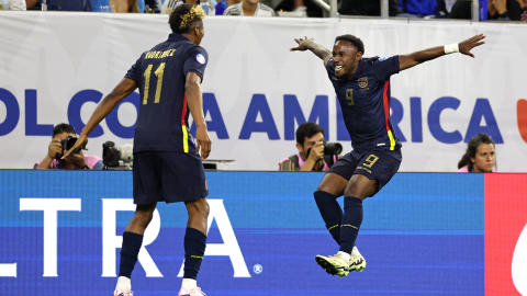 John Yeboah celebra con Kevin Rodríguez un gol ante Argentina por los cuartos de final de la Copa América 2024, en el NRG Stadium de Houston, el 4 de julio de 2024.