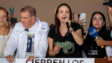 La líder opositora María Corina Machado,  junto al candidato a la presidencia de Venezuela, Edmundo González, durante un acto de campaña en Caracas el 14 de julio de 2024.