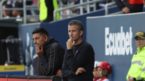 El técnico de Deportivo Cuenca, Igor Oca, dirige el partido ante Independiente del Valle el domingo 05 de mayo de 2024.