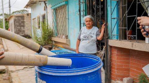 Los pobladores de Durán, que no tienen por red pública de agua, esperan que los tanqueros del Municipio los provean del agua potable, el 21 de junio de 2023.