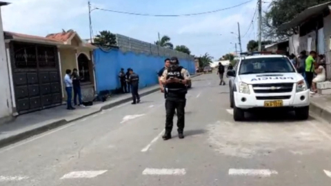 Policías toman procedimiento en el barrio Rayito de Luz, donde fueron asesinados dos estudiantes este 18 de julio de 2024.