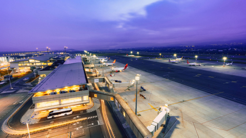 Imagen nocturna de la plataforma del Aeropuerto Mariscal Sucre de Quito, con algunos aviones estacionados. Foto archivo, Quiport.