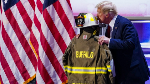 Donald Trump besa el uniforme del bombero Cory Compertore, asesinado el 13 de julio de 2024 en el intento de magnicidio.