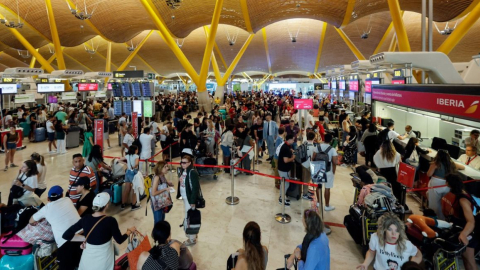 Decenas de pasajeros esperan en el aeropuerto Adolfo Suarez, de Madrid, el 19 de julio de 2024.