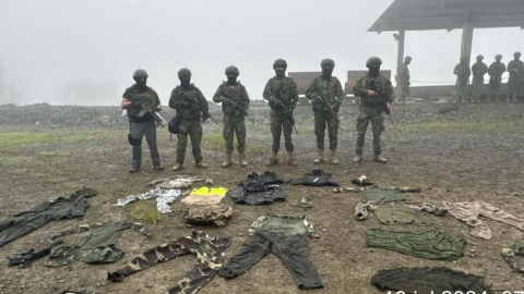 Militares muestran las evidencias halladas en una concesión minera de Ponce Enríquez, en Azuay, este 19 de julio de 2024.