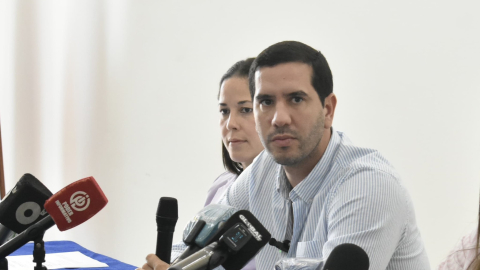 El ministro de Obras Públicas, Roberto Luque, en una rueda de prensa en Manabí el 16 de julio de 2024.