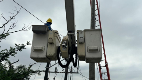 Trabajos de arreglo de un poste de luz ejecutados por CNEL.