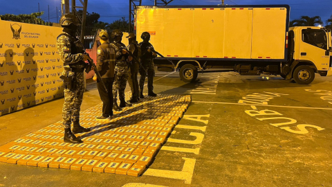 Paquetes con clorhidrato de cocaína decomisados en un operativo de la Policía en Esmeraldas, la madrugada de este 19 de julio de 2024.