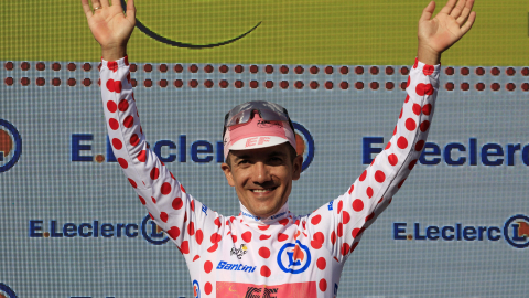 Richard Carapaz celebra en el podio vistiendo la camiseta de lunares luego de la Etapa 20 del Tour de Francia, el 20 de julio de 2024.