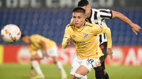 El mediocampista de la Universidad Católica, Layan Loor, durante el partido ante Libertad de Paraguay por la Copa Sudamericana, el 17 de julio de 2024.