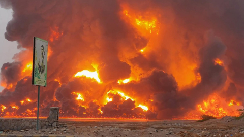 El fuego ocasionado por el ataque de Israel a Hodeida persistía el 21 de julio de 2024.