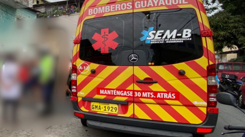 Imagen referencial. Una ambulancia del Cuerpo de Bomberos de Guayaquil.