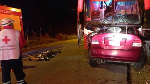 Choque entre un bus de pasajeros y un carro particular en la Panamericana Sur, Cuenca, en Azuay, el 22 de julio de 2024.