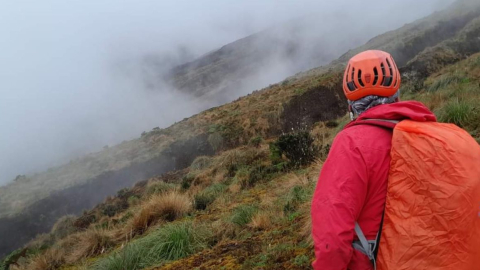 Un rescatista en la zona del volcán Tungurahua, el 20 de julio de 2024.