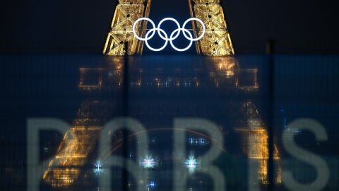 La Torre Eiffel con los anillos olímpicos, iluminada antes de los Juegos de París, el 20 de julio de 2024.