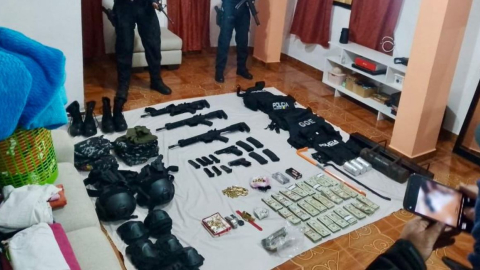 Armas, chalecos antibalas, dinero en efectivo y otros objetos incautados en un operativo policial el 23 de julio de 2024.