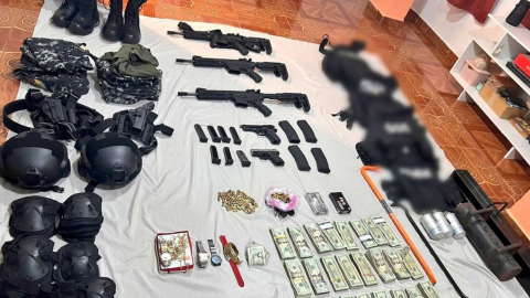 Chalecos balísticos, armas, dinero, entre los indicios incautados en un operativo policial ejecutado el 23 de julio de 2024.