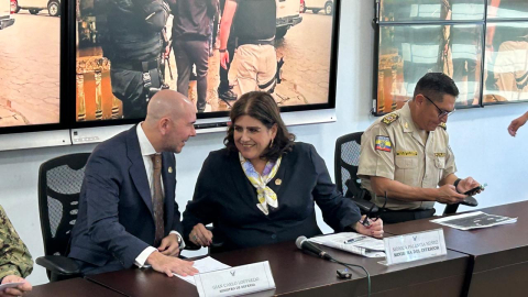 Los ministros Mónica Palencia y Gian Carlo Loffredo durante una rueda de prensa sobre seguridad el 3 de junio de 2024.