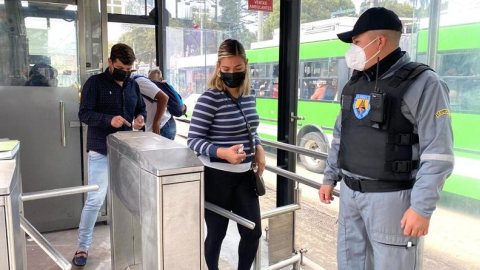 Un guardia vigila una de las paradas del Trolebús, en Quito.