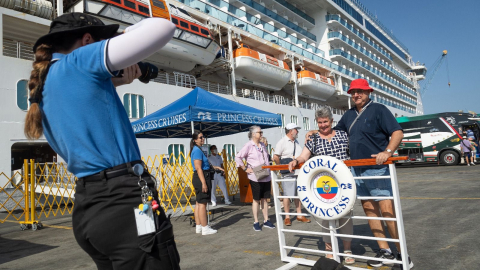 Dos turistas extranjeros posan para una foto, tras haber desembarcado del crucero Coral Princess, en Manta, el 22 de julio de 2024. Imagen referencial.