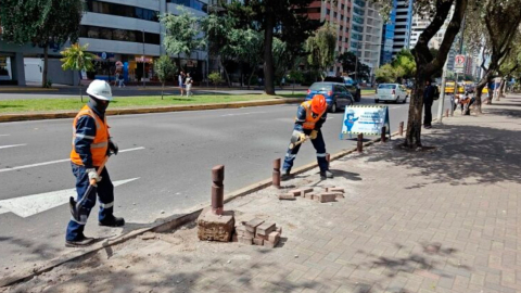 Trabajos en aceras de la avenida De los Shyris, en Quito.