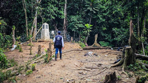 Un funcionario recorre el límite en la selva del Darién.