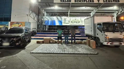 Dos sospechosos detenidos frente a 300 kilos de cocaína incautados en el centro de Guayaquil, el 24 de julio de 2024.