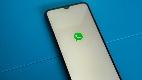 Fotografía referencial de un teléfono inteligente Android en el que se abre la app de mensajería, WhatsApp.