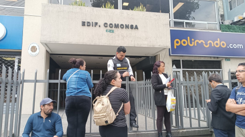 Venezolanos frente al edificio donde está ubicado el Consulado de Venezuela, en Quito, el 17 de abril de 2024, un día después de que se ordenara el cierre de los consulados en Ecuador.