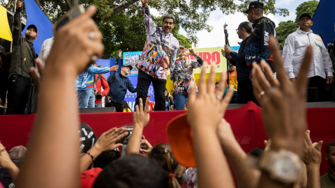 El presidente de Venezuela y candidato a la reelección, Nicolás Maduro (c), saluda en un acto de campaña el 16 de julio de 2024, en un sector popular, en Caracas (Venezuela).