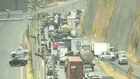 Una larga fila de vehículos en la Ruta Viva, Quito, el 25 de julio de 2024.