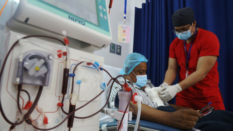 Fotografía referencial de un paciente de diálisis atendido en el Hospital General Enrique Ortega Moreira, en Durán, el 11 de julio de 2024.