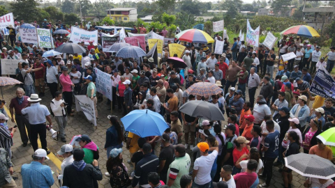 Comuneros realizan un plantón en los exteriores de la Unidad Judicial de Las Naves, en Bolívar, el 24 de julio de 2024.