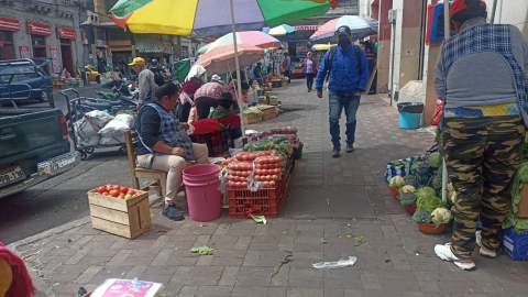 Comerciantes informales en Ambato