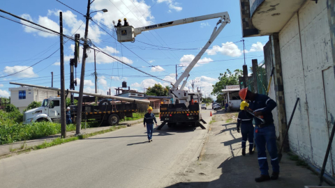 Personal técnico de CNEL cambia un poste averiado en el barrio La Arboleda, en Sucumbíos, 8 de julio de 2024. Imagen referencial.