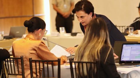 Durante un receso, la canciller Gabriela Sommerfeld se acercó e intercambió unas palabras con Urresta. Se desconoce lo que se dijeron la interpelante y la interpelada.