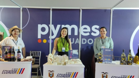 Tres emprendedoras participan en una feria realizada en Machala este 25 de julio de 2024, en Machala.