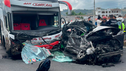 Conductora de auto muere tras ser arrastrada por un bus interprovincial en Otavalo