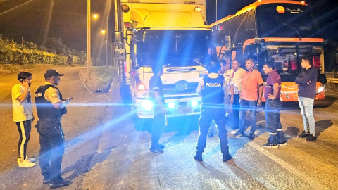 Policías impidieron el asalto a un bus y un camión en el anillo vial de Quevedo el 26 de julio de 2024.