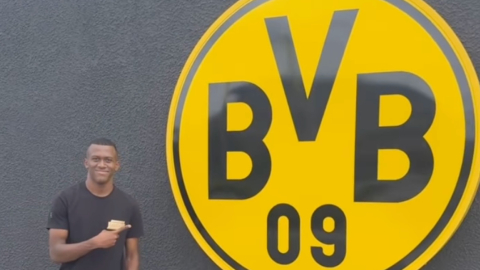 Justin Lerma con el logo del Borussia Dortmund, 27 de julio de 2024.