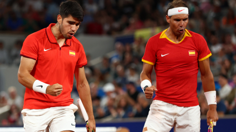 Rafael Nadal y Carlos Alcaraz de España celebrando su victoria durante su partido de primera ronda de dobles masculino, 27 de julio de 2024.