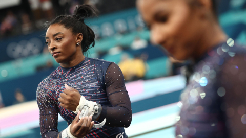 Simone Biles en un entrenamiento en las barras asimétricas en los Juegos Olímpicos de París, 25 de julio de 2024.