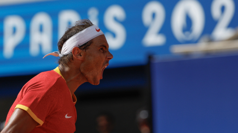 El tenista español Rafael Nadal ante el húngaro Marton Fucsovics en la primera ronda individual masculina de los Juegos Olímpicos de París en la pista Philippe-Chatrier del complejo de tenis Roland Garros, el domingo 28 de julio de 2024.