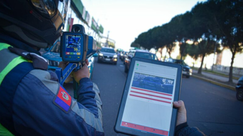 Agentes realizan controles de velocidad en Quito. 26 de julio de 2024