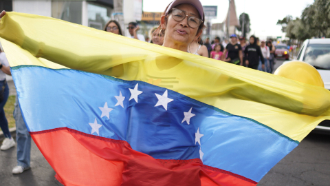 Una ciudadana venezolana posa con la bandera de su país. Quito, 28 de julio de 2024